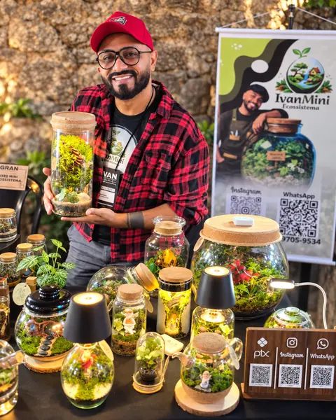 Banca do Ivan na feira com terrários e luminárias